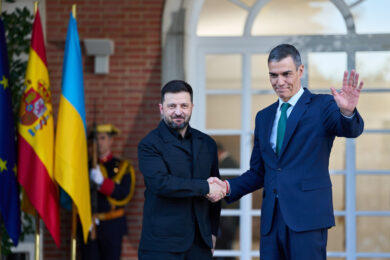 Ucraina, Sanchez annuncia aiuti militari per 615 milioni. Kiev: “Colpite strutture militari in Russia con missili Atacms” – La diretta