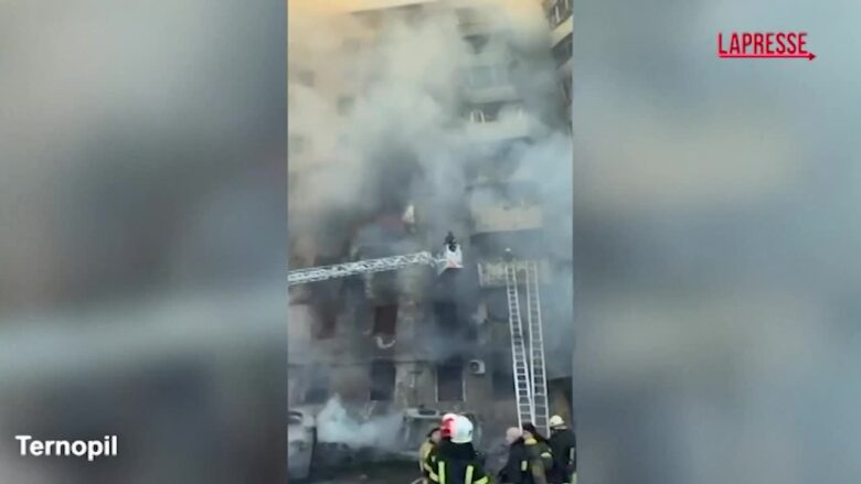 Ucraina, bombardamenti russi su Ternopil e Kharkiv: morti e feriti