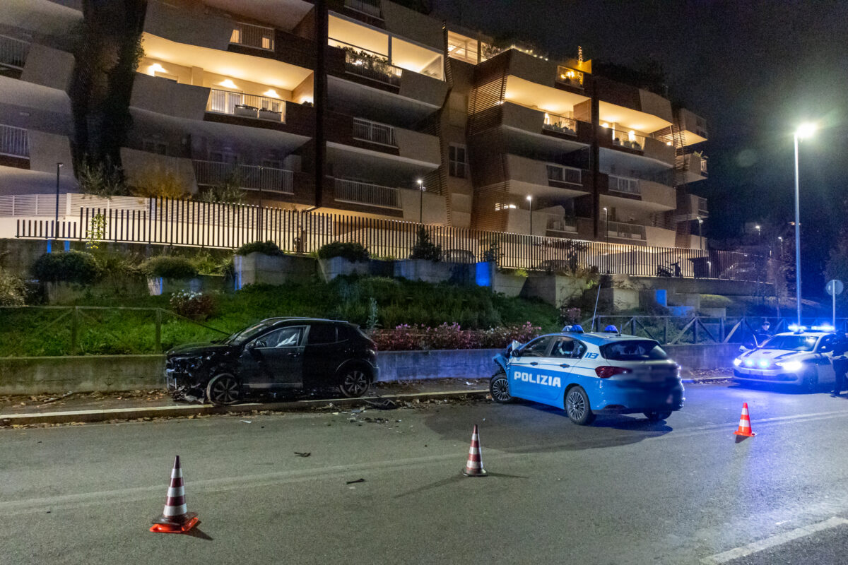 Roma, scontro tra auto durante un’operazione della polizia: ci sono feriti