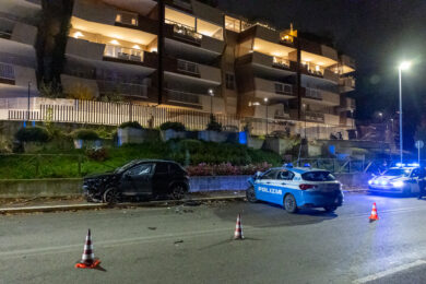 Roma, scontro tra auto durante un’operazione della polizia: ci sono feriti