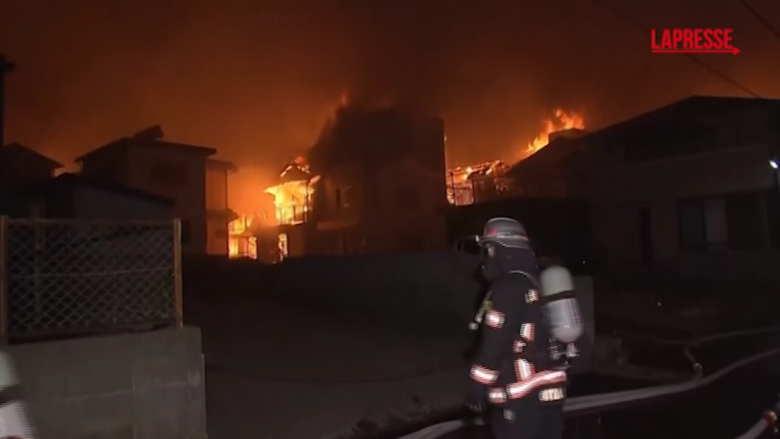 Giappone, incendio devasta quartiere a Oita: i vigili del fuoco combattono contro le fiamme
