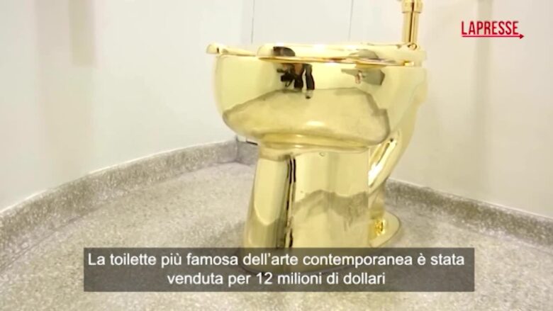 Il water d'oro di Cattelan venduto per 12 milioni di dollari