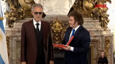 Argentina, Andrea Bocelli riceve l'Ordine di Maggio da Milei: le immagini