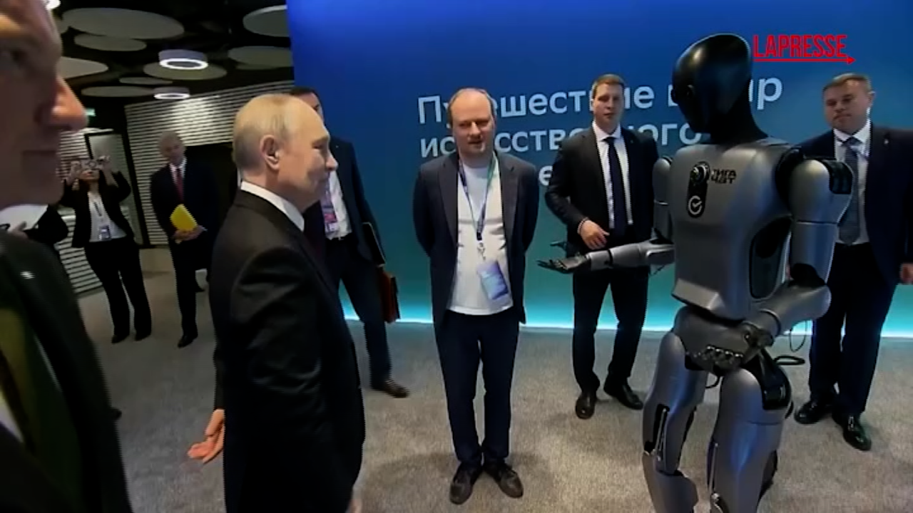 Russia, Putin accolto da un robot 