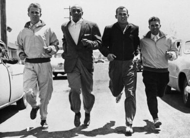 Jesse Owens, secondo da sinistra, uno dei più grandi atleti olimpici americani di tutti i tempi, si unisce a tre aspiranti medaglie d'oro mentre si recano all'allenamento all'Olympic-Village Heidelberg, vicino a Melbourne, il 19 novembre 1956. Insieme a Owens ci sono Manfred Germar, Germania, a sinistra, Bobby Morrow, terzo da sinistra, della squadra statunitense, e Heinz Fuetterer, a destra, della Germania