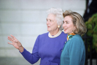 La first lady Barbara Bush, a sinistra, dà consigli alla futura first lady Hillary Rodham Clinton durante una visita alla Casa Bianca a Washington il 19 novembre 1992