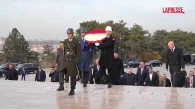 Ucraina, Zelensky in Turchia visita il mausoleo di Ataturk: le immagini da Ankara