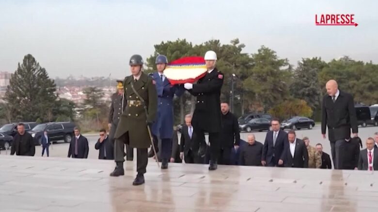 Ucraina, Zelensky in Turchia visita il mausoleo di Ataturk: le immagini da Ankara