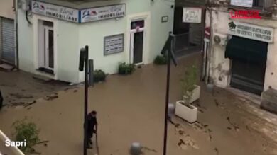 Maltempo in Campania, strade allagate a Sapri e Salerno