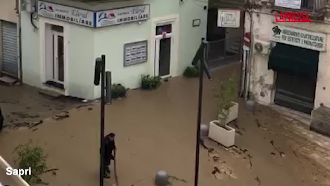 Maltempo in Campania, strade allagate a Sapri e Salerno Maltempo in Campania, strade allagate a Sapri e Salerno