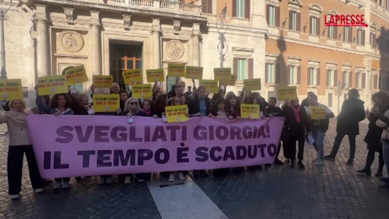 Opzione donna, Chiara Appendino a Montecitorio: “Sveglia Giorgia, il tempo è scaduto”