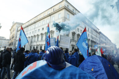 Ex Ilva, sciopero dopo lo stop alle trattative: “Presentato un piano di morte”. Corteo a Genova, occupato stabilimento