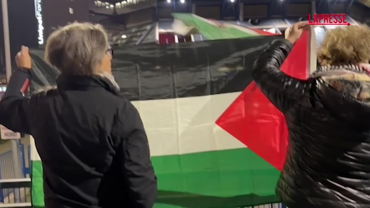 Milano, protesta pro Pal prima di Olimpia Hapoel Tel Aviv: insulti a tifosi israeliani Milano, protesta pro Pal prima di Olimpia Hapoel Tel Aviv: insulti a tifosi israeliani