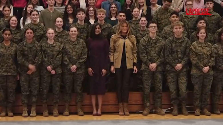 Melania Trump con le famiglie dei militari in Carolina del Nord