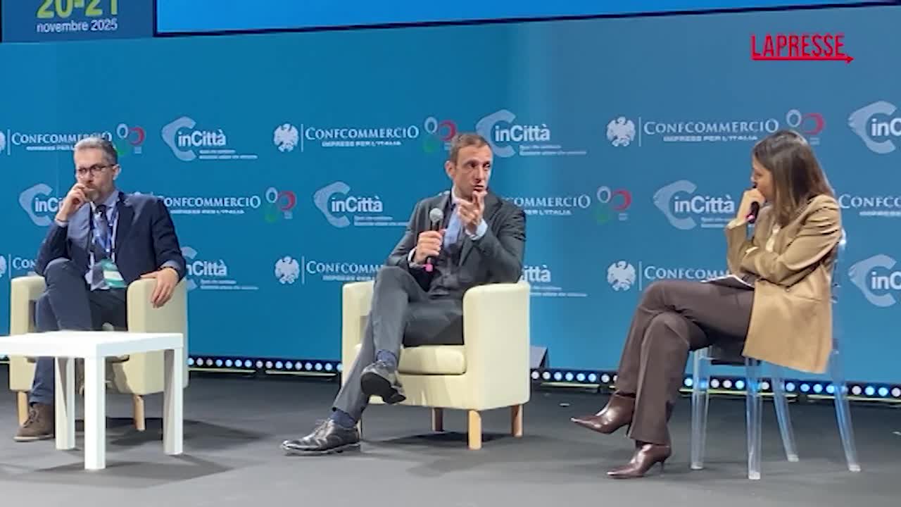 Friuli Venezia Giulia, il presidente Fedriga a Bologna rimprovera il pubblico distratto