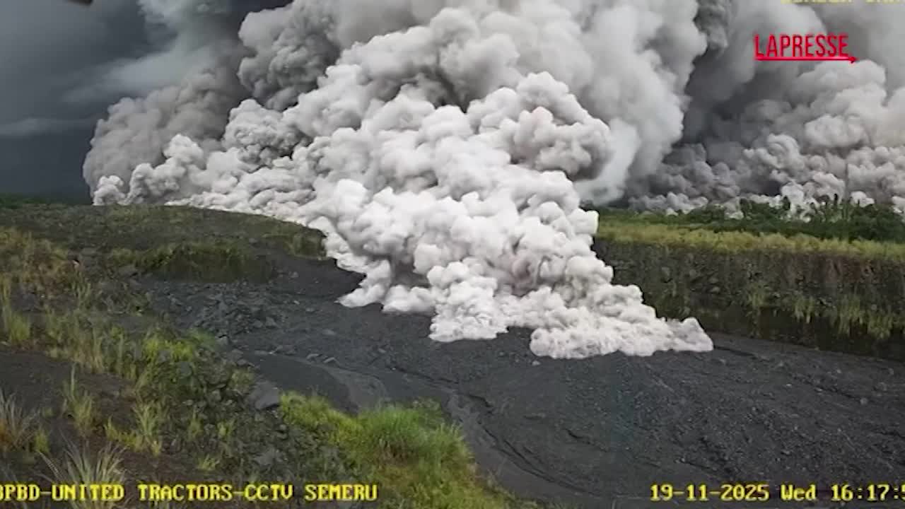 indonesia l eruzione del monte semeru le immagini