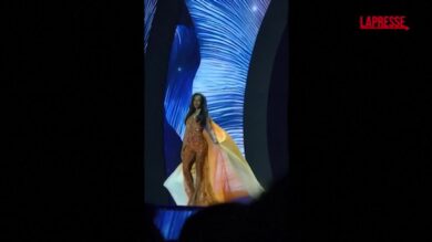 Miss Universo a Bangkok, miss Giamaica cade dal palco mentre sfila