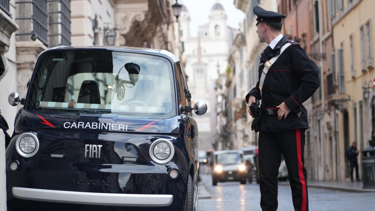 Galleria foto 'Carabinieri, la Topolino elettrica debutta tra i vicoli di Roma – Le foto' - foto 2