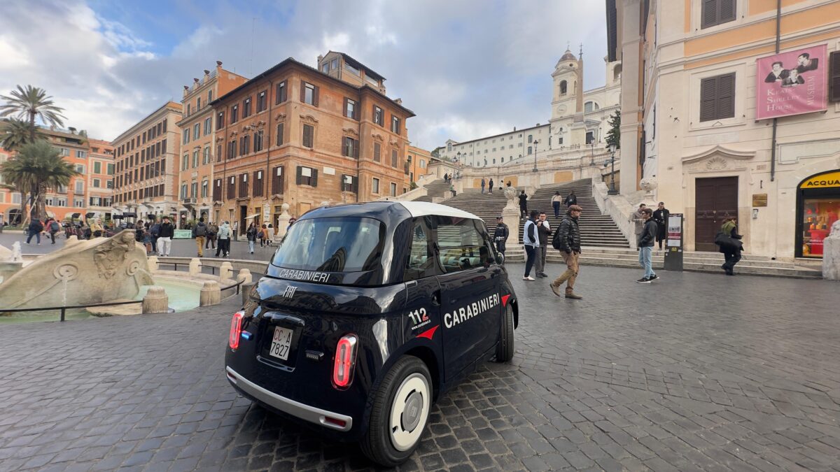Galleria foto 'Carabinieri, la Topolino elettrica debutta tra i vicoli di Roma – Le foto' - foto 5