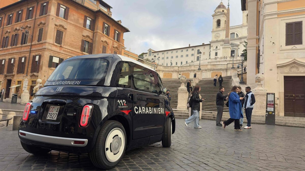 Galleria foto 'Carabinieri, la Topolino elettrica debutta tra i vicoli di Roma – Le foto' - foto 7