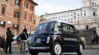 Carabinieri, la Topolino elettrica debutta tra i vicoli di Roma – Le foto