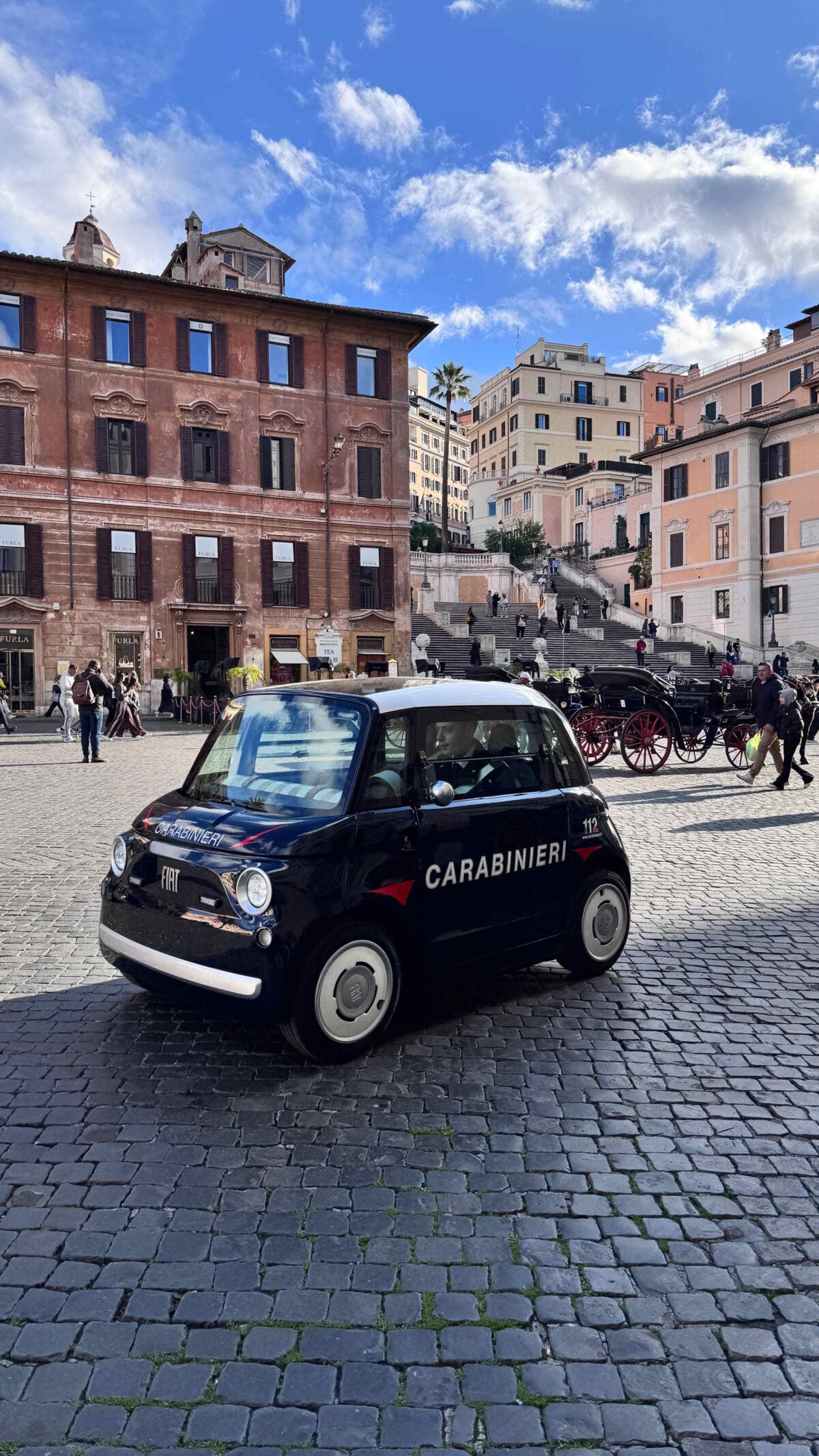 Galleria foto 'Carabinieri, la Topolino elettrica debutta tra i vicoli di Roma – Le foto' - foto 3