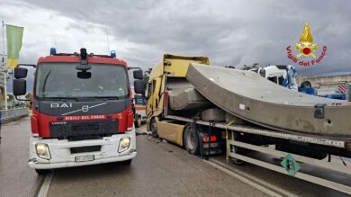 Carico sfonda cabina tir, morto camionista 51enne nel Casertano