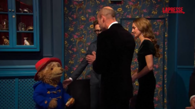 William e Kate, i principi del Galles incontrano l'orso Paddington