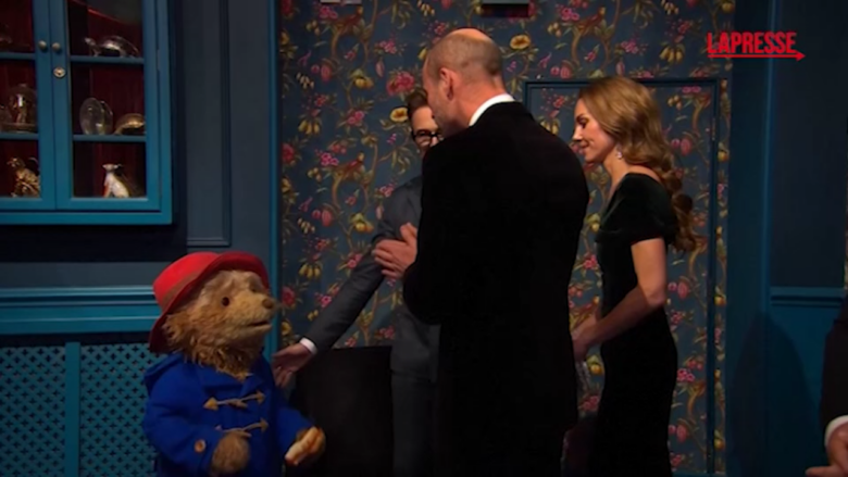 William e Kate, i principi del Galles incontrano l'orso Paddington