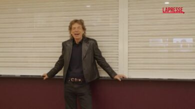Mick Jagger, la visita a sorpresa dell’artista nella sua vecchia scuola nel Kent