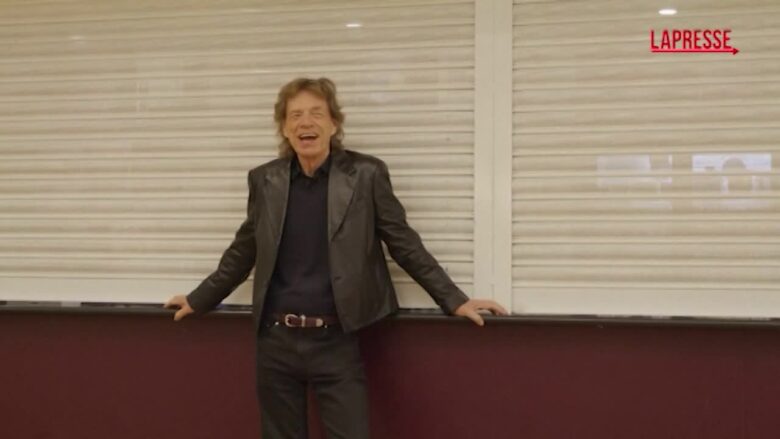 Mick Jagger, la visita a sorpresa dell’artista nella sua vecchia scuola nel Kent