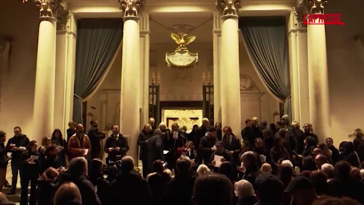 Venezia, Teatro La Fenice: protesta contro Venezi prima dell’opera inaugurale