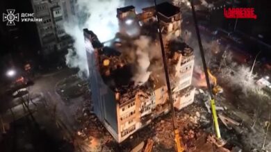 Ucraina, raid russo a Ternopil: le ricerche dei dispersi nel palazzo distrutto