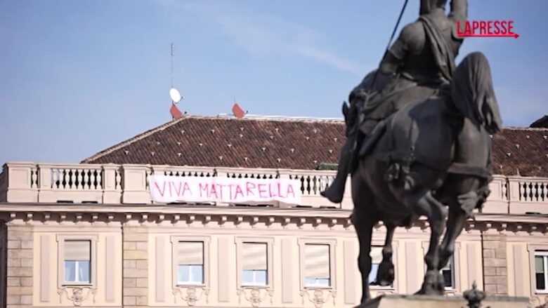 Torino, in piazza San Carlo rispunta lo striscione “Viva Mattarella”