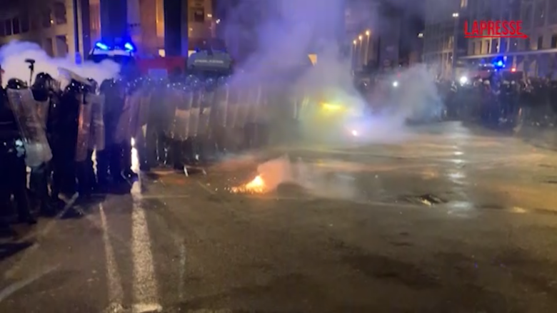 Bologna, le immagini degli scontri al corteo pro Palestina