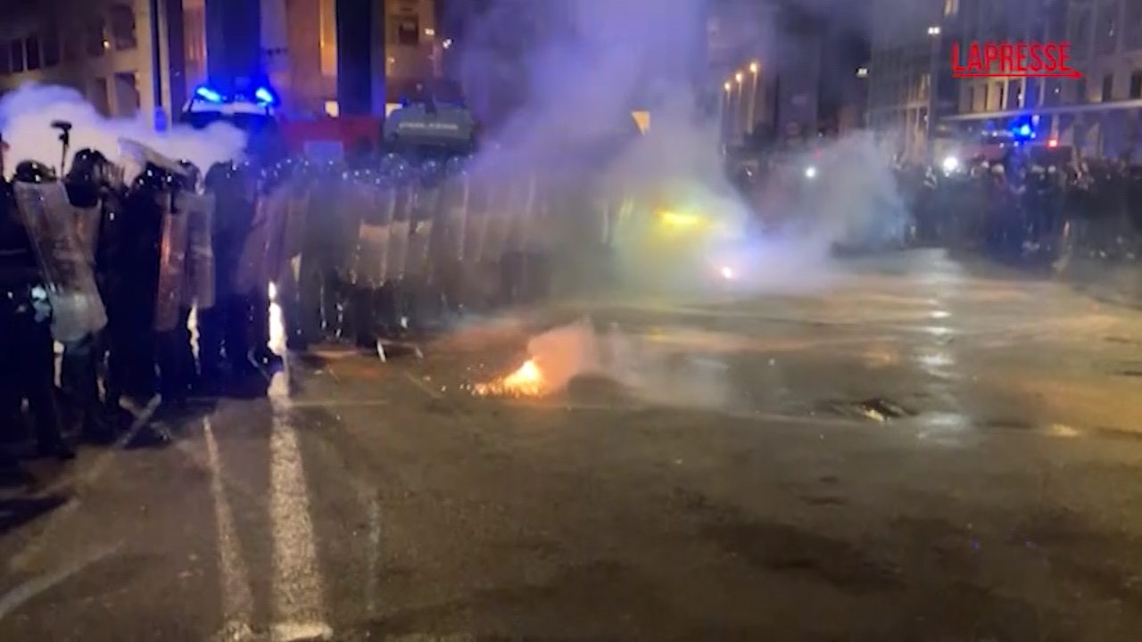 Bologna, le immagini degli scontri al corteo pro Palestina