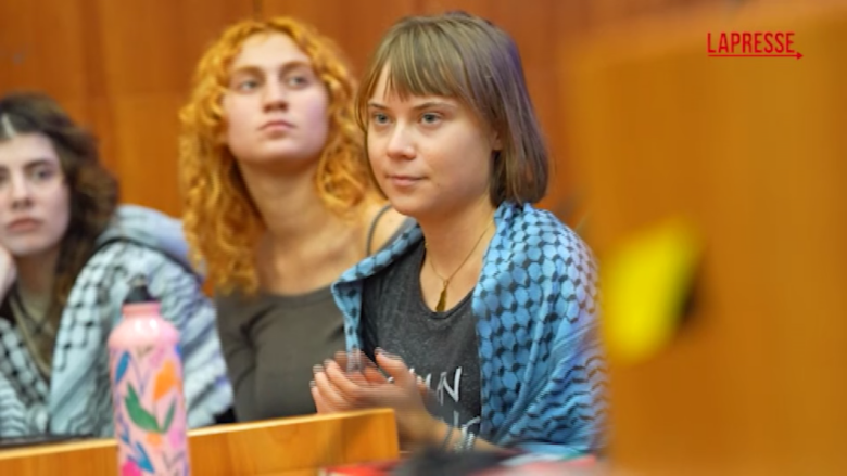 Greta Thunberg all'Università di Verona, l'attivista fa cori per la Palestina con gli studenti