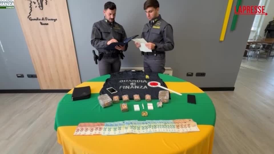 varese sorpreso in auto con cocaina hashish e soldi arrestato