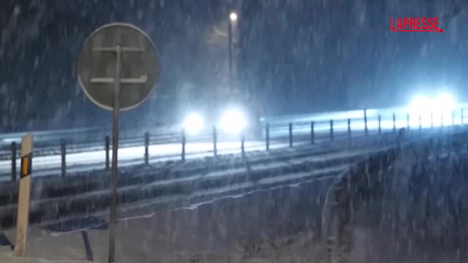 Svezia, la neve blocca una coppia in auto: “Stiamo bene, possiamo resistere a lungo”