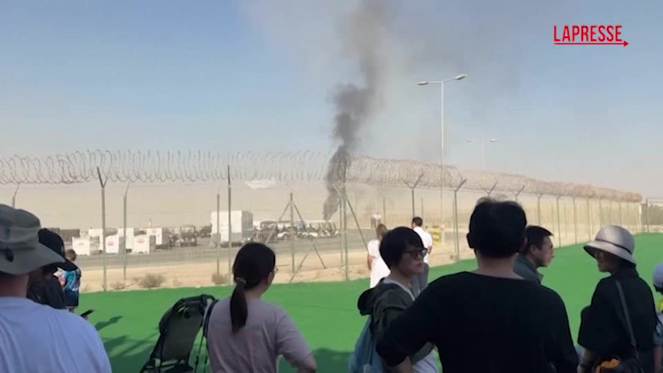 Aereo militare si schianta al Dubai Air Show: la colonna di fumo nero