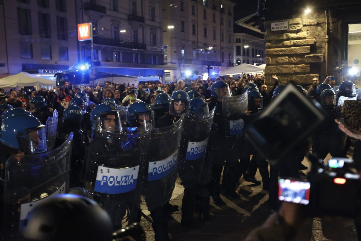bologna scontri al corteo pro palestina lanci di fumogeni e tensioni con la polizia