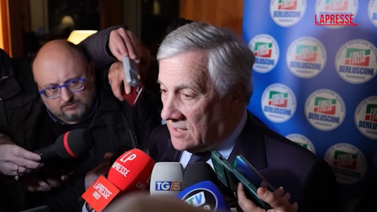 Tajani: "De Luca dice che ho la pancia? Omm