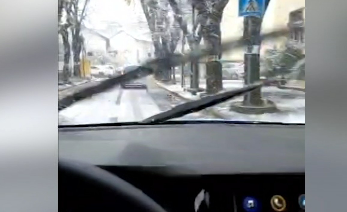 Neve in pianura al Nord Italia, strade imbiancate in Brianza