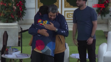 Venezuela, Maduro invita gli studenti a manifestare per la pace