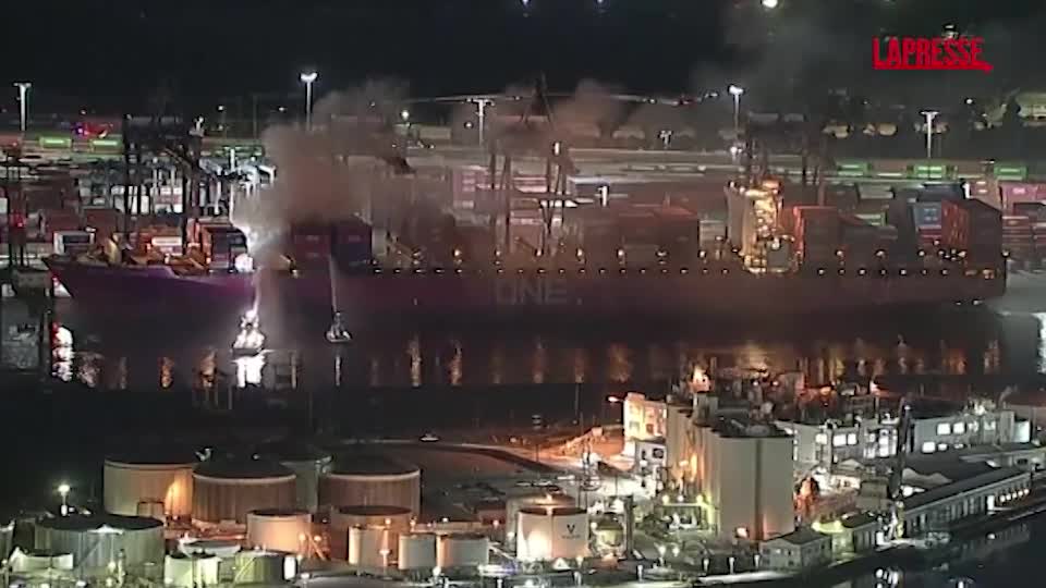 usa incendio in porto los angeles decine di pompieri in azione