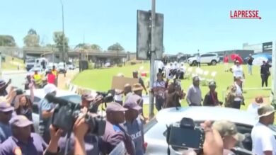 Johannesburg, scontri tra manifestanti e polizia vicino alla sede del G20