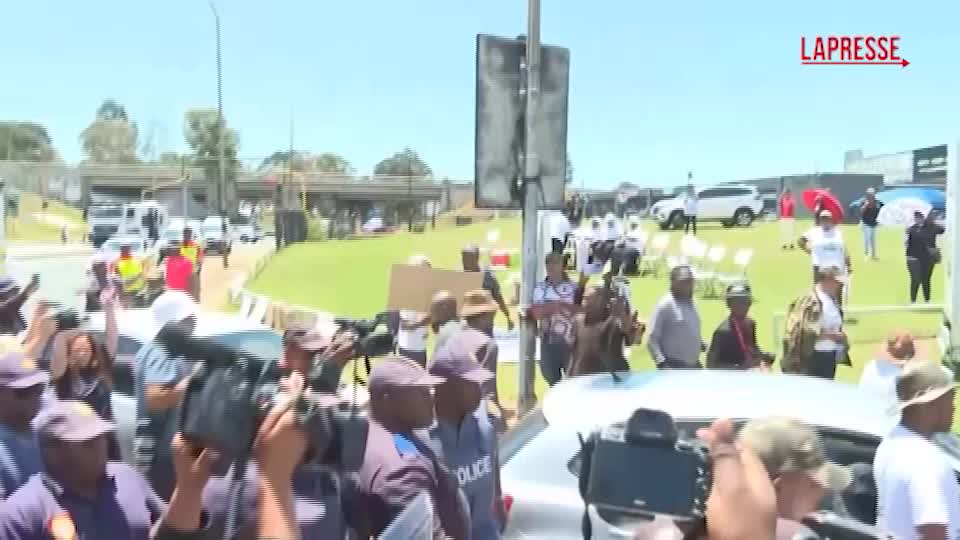 johannesburg scontri tra manifestanti e polizia vicino alla sede del g20