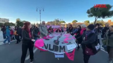 Violenza donne, Non una di meno in piazza a Roma: “Sabotiamo guerre e patriarcato”