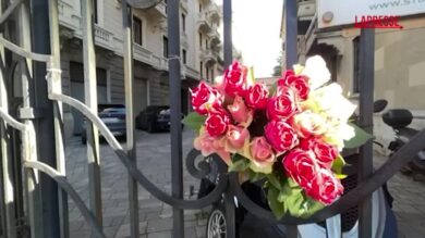Ornella Vanoni, fiori per l'artista sotto la sua casa a Milano