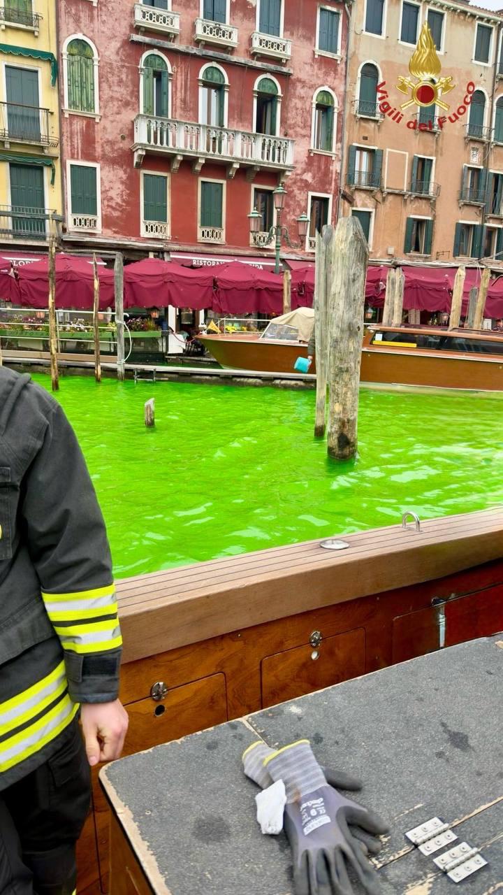Venezia, attivisti climatici tingono acque Canal Grande di verde: tra loro Greta Thunberg Venezia, attivisti climatici tingono acque Canal Grande di verde: tra loro Greta Thunberg